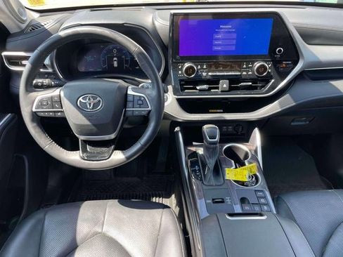 Used 2024 Toyota Highlander Platinum AWD/4WD image 12