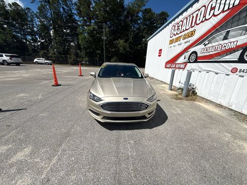 Used 2017 Ford Fusion SE w/ Fusion SE Technology Package FWD image 3