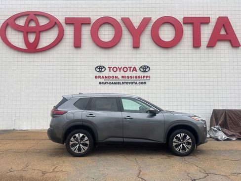 Used 2023 Nissan Rogue SV image 4