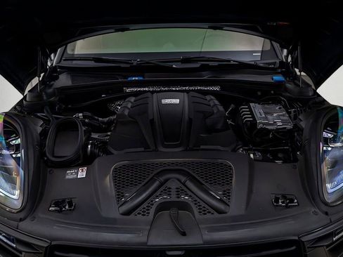 Used 2025 Porsche Macan GTS image 39