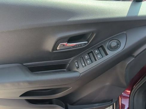 Used 2017 Chevrolet Trax LT w/ LT Convenience Package FWD image 24