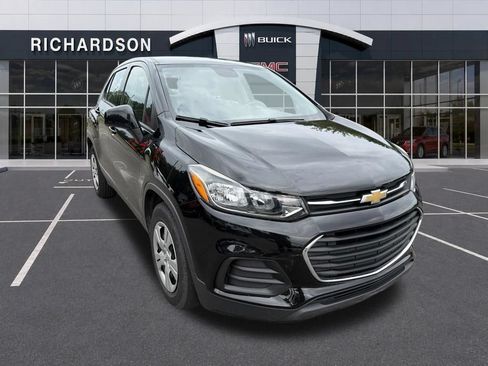Used 2018 Chevrolet Trax LS FWD image 2
