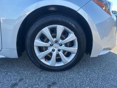 Used 2021 Toyota Corolla LE image 5