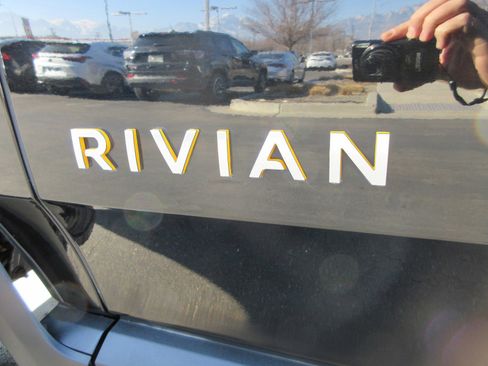 Used 2022 Rivian R1T Adventure image 3