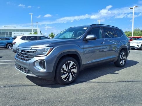 Used 2024 Volkswagen Atlas SE AWD/4WD image 2