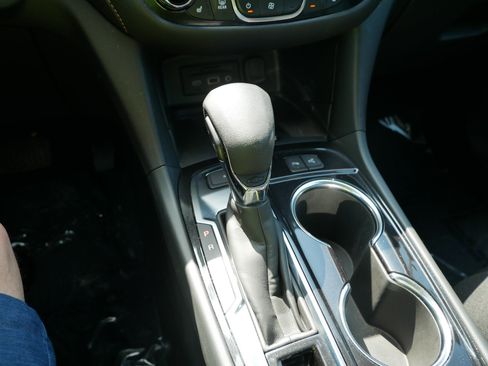 Used 2024 Chevrolet Equinox Premier AWD/4WD image 24