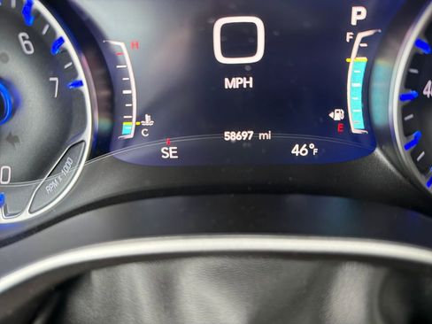 Used 2024 Chrysler Pacifica Touring-L image 16