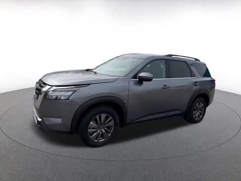 Used 2025 Nissan Pathfinder SV image 8