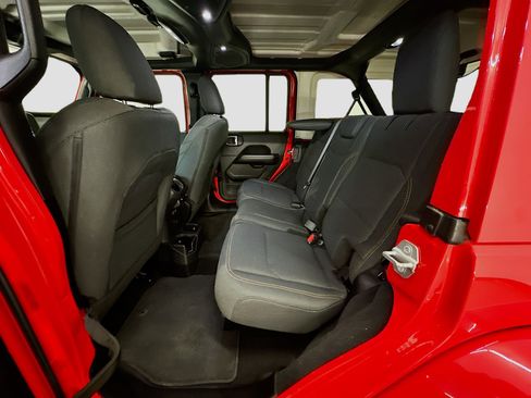 Used 2025 Jeep Wrangler Sahara image 28