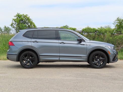 Used 2024 Volkswagen Tiguan SE R-Line AWD/4WD image 2