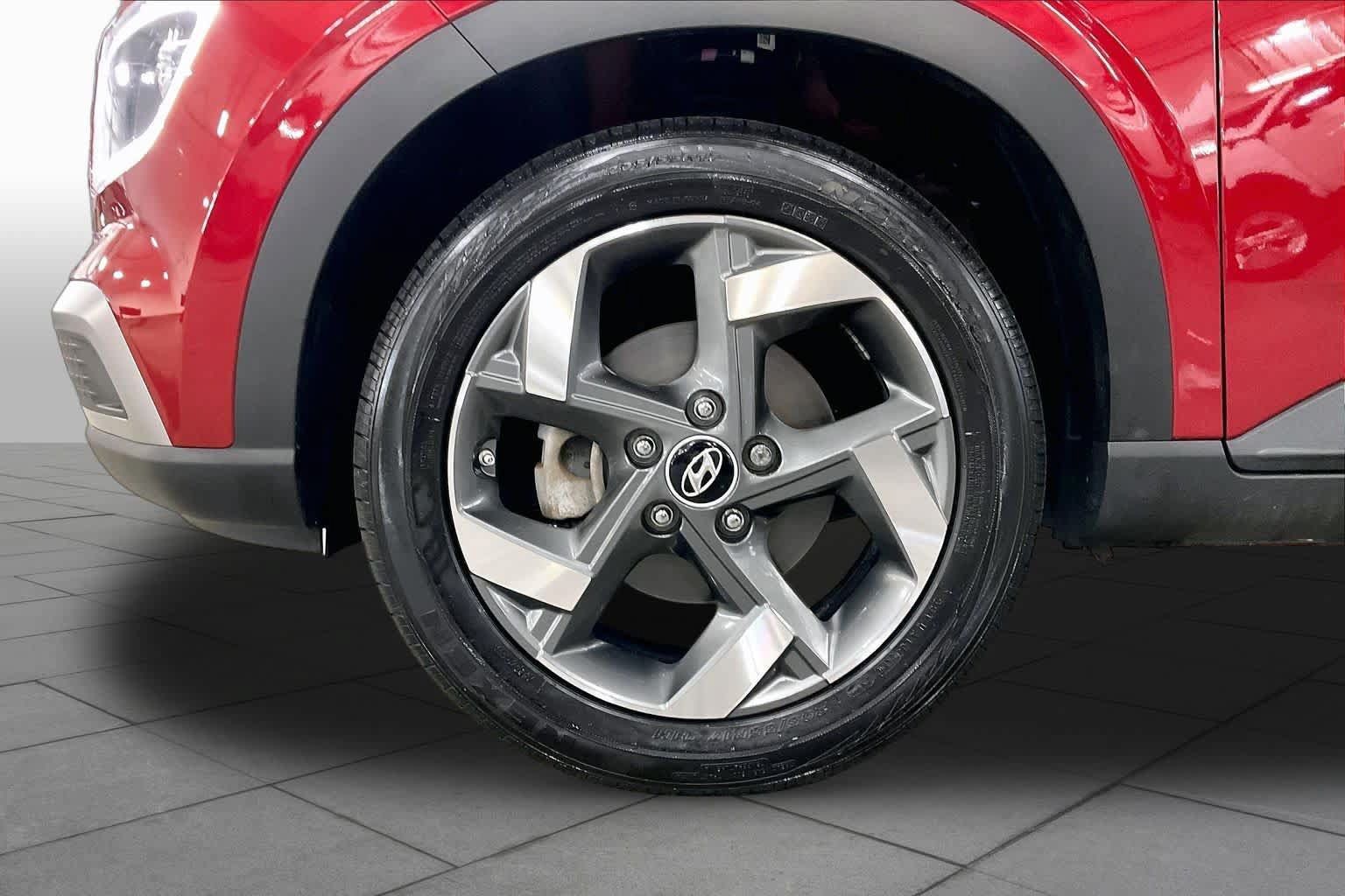 Used 2024 Hyundai Venue Limited FWD image 11
