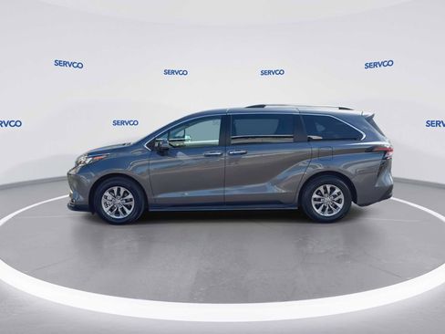 Used 2025 Toyota Sienna XLE image 5