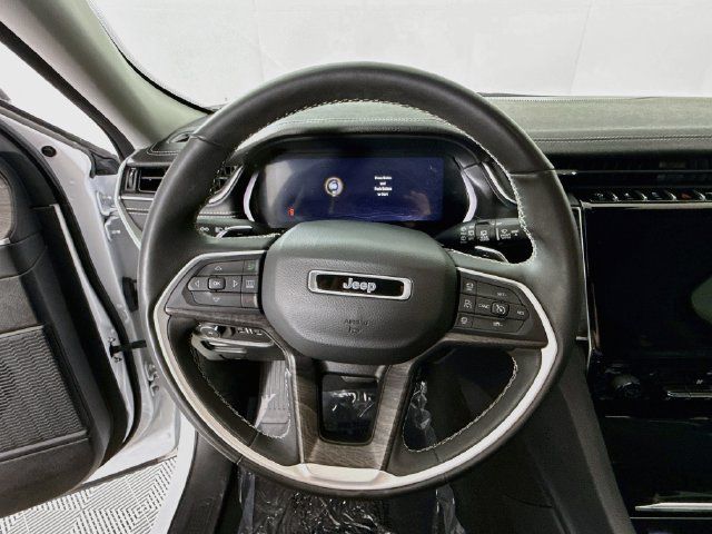 Used 2023 Jeep Grand Cherokee Limited w/ Black Appearance Package AWD/4WD image 11