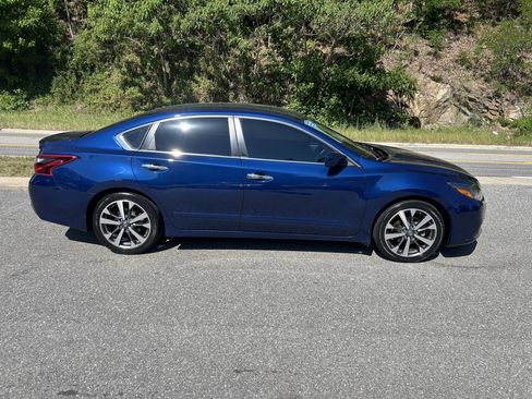 Used 2017 Nissan Altima 2.5 SR w/ LED Appearance Package FWD image 9