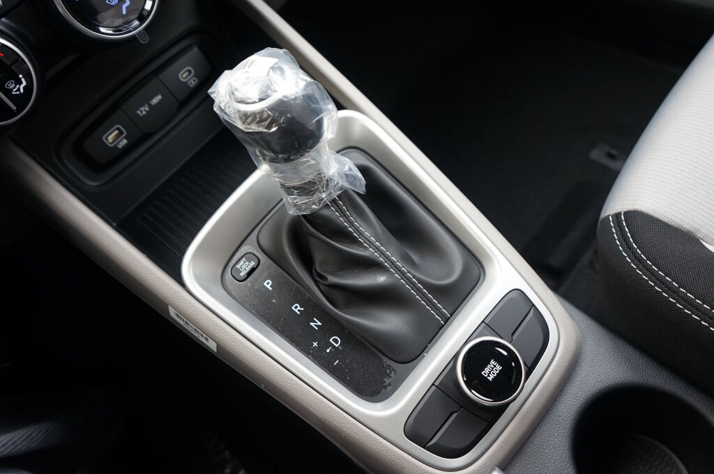 Used 2025 Hyundai Venue SEL FWD image 13