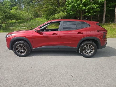 Used 2024 Chevrolet Trax LS w/ LS Convenience Package FWD image 2