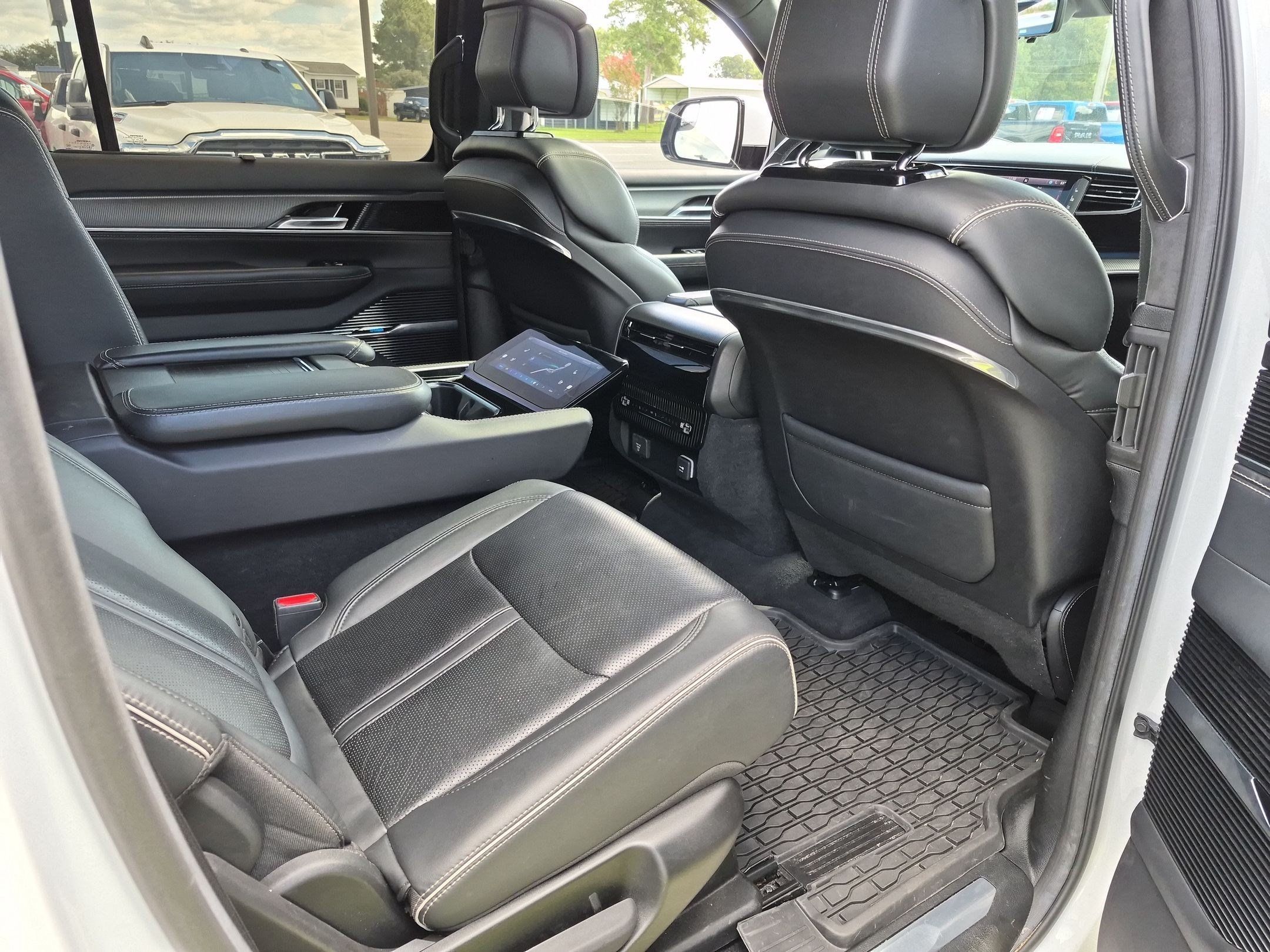 Used 2022 Jeep Grand Wagoneer Series II AWD/4WD image 25