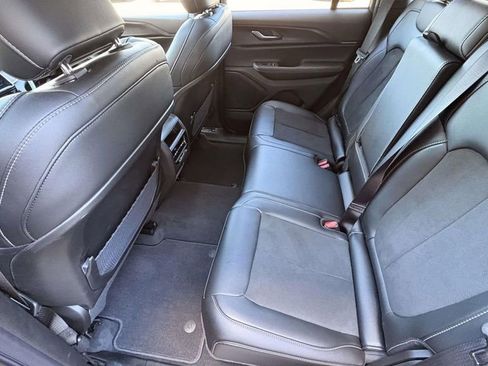 New 2025 Jeep Grand Cherokee Altitude image 18