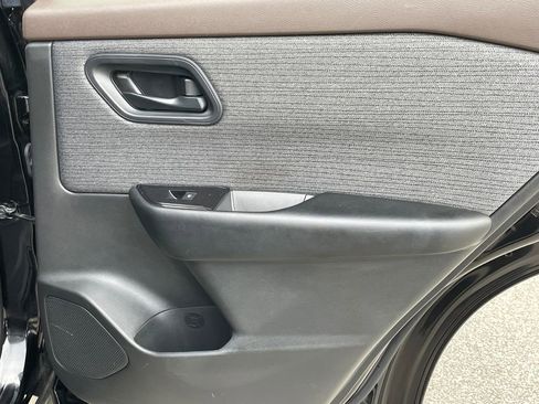 Used 2023 Nissan Rogue S image 16