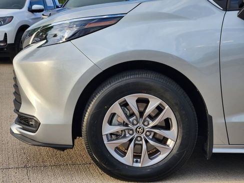 Used 2025 Toyota Sienna XLE FWD image 6