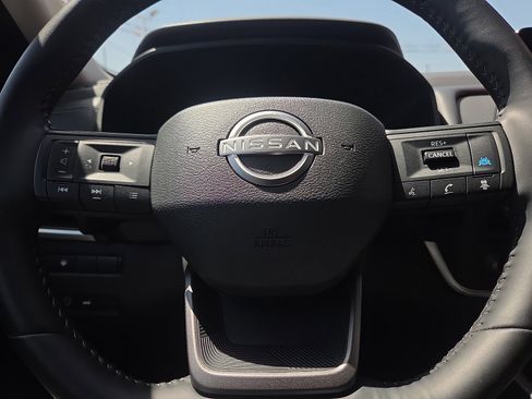 Used 2025 Nissan Rogue SV FWD image 12