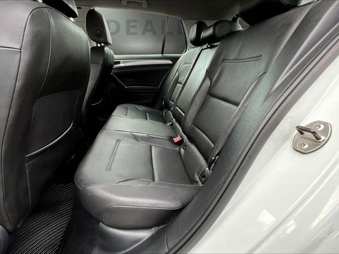 Used 2015 Volkswagen Golf S image 22