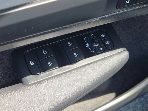 Used 2024 Volvo XC40 B5 Plus AWD/4WD image 23