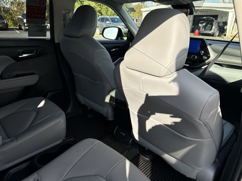 New 2025 Toyota Highlander FWD image 32