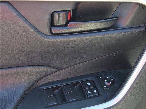 Used 2019 Toyota RAV4 LE w/ Carpet Mat Package FWD image 7
