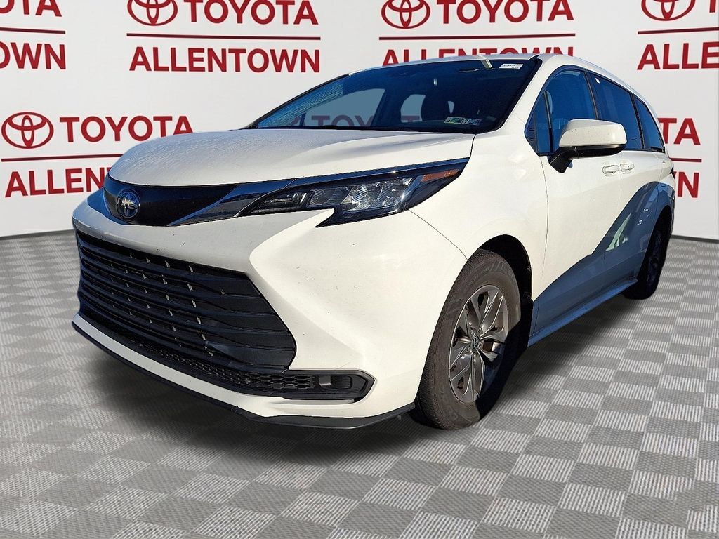 Used 2022 Toyota Sienna LE w/ LE Plus Package AWD/4WD image 3