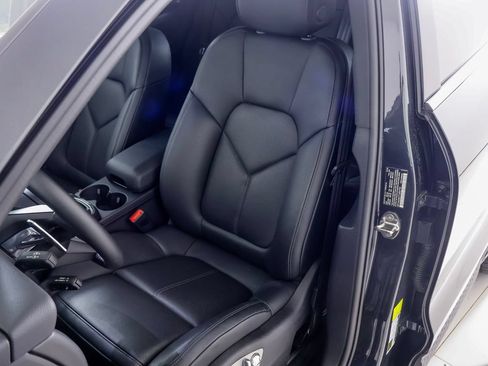 Certified 2026 Porsche Macan AWD/4WD image 8