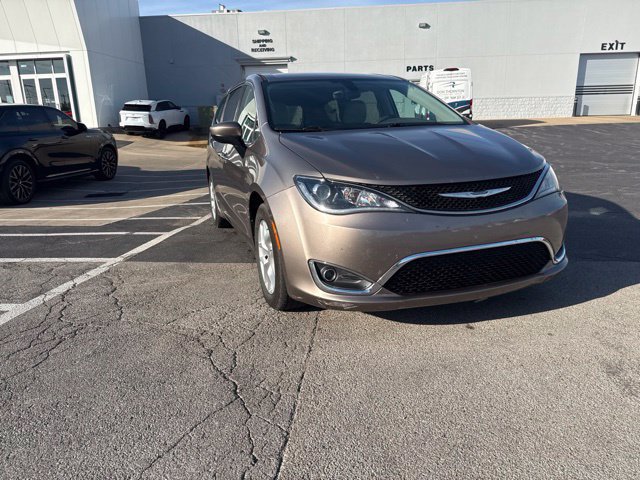 Used 2017 Chrysler Pacifica Touring Plus w/ Tire & Wheel Group FWD image 10
