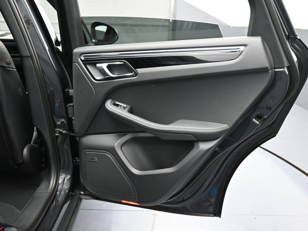 Certified 2026 Porsche Macan AWD/4WD image 25