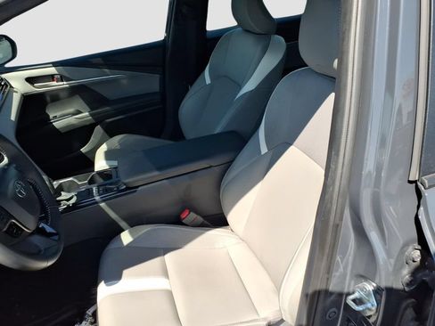Used 2025 Toyota Camry SE w/ Convenience Package FWD image 16