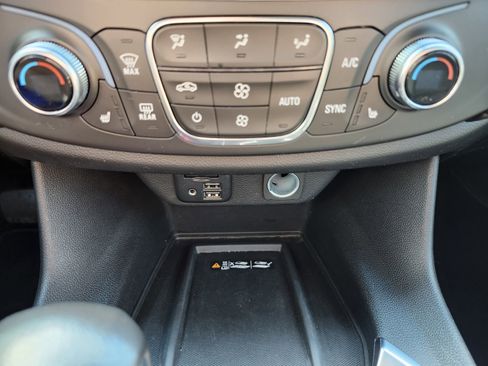 Used 2022 Chevrolet Traverse RS image 25