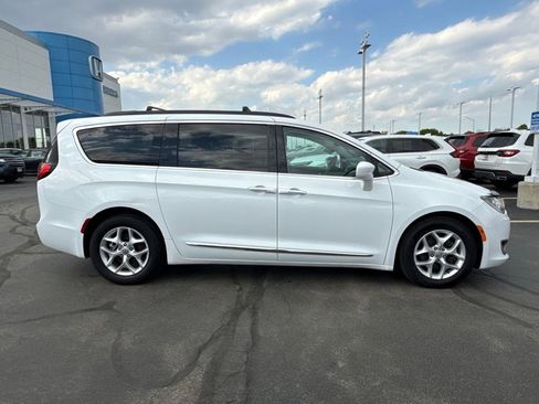 Used 2017 Chrysler Pacifica Touring-L w/ Tire & Wheel Group FWD image 12
