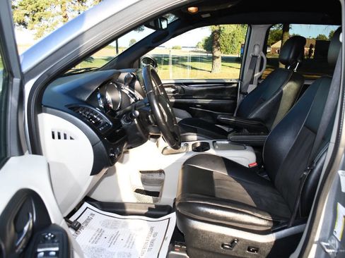 Used 2019 Dodge Grand Caravan SXT image 11