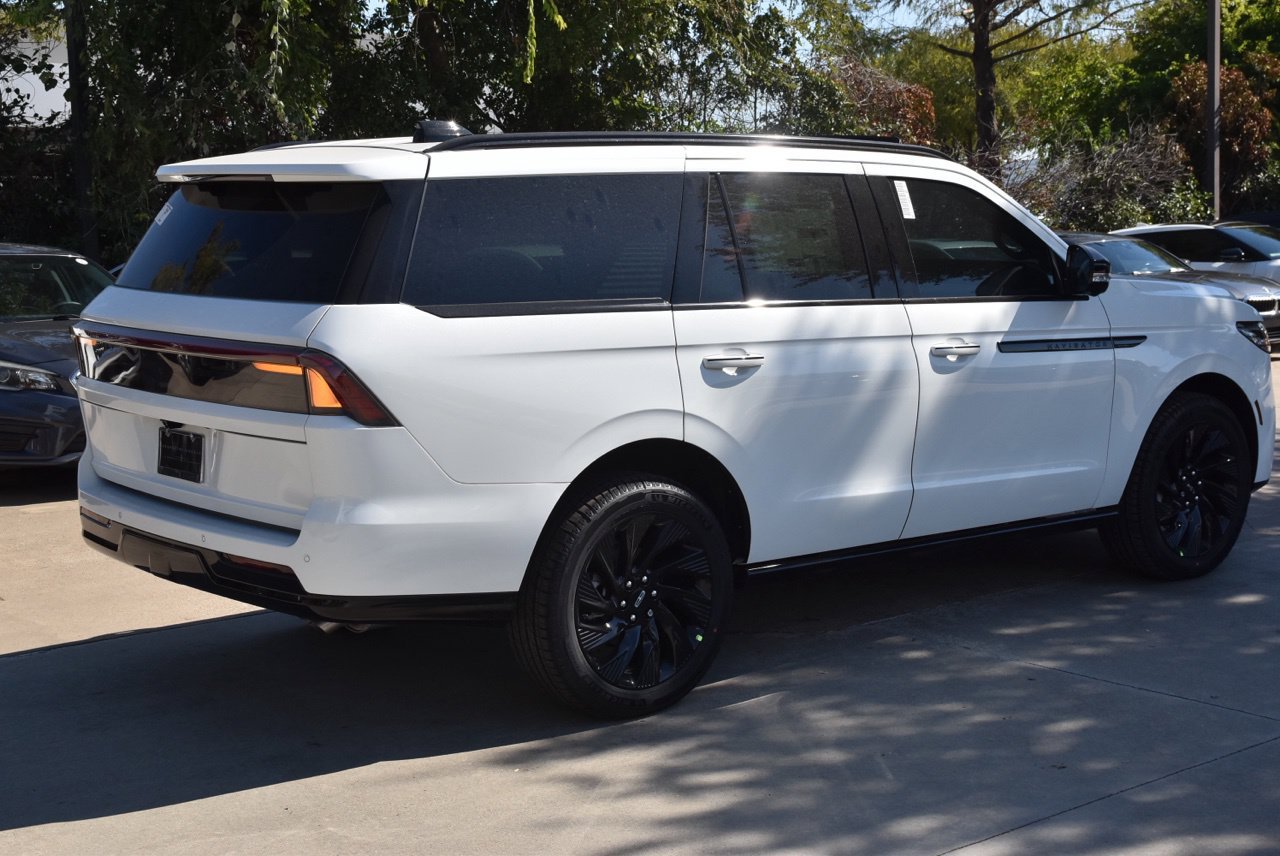New 2027 Lincoln Navigator Reserve w/ Jet Appearance Package AWD/4WD image 6