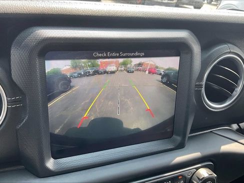 Used 2018 Jeep Wrangler Unlimited Sahara AWD/4WD image 19