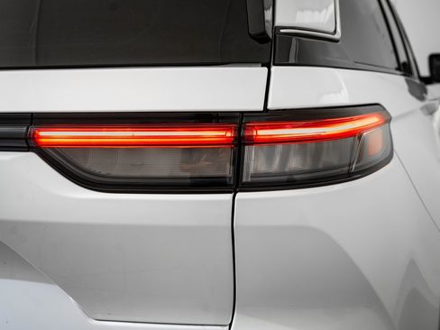 Used 2023 Jeep Grand Cherokee 4WD 4xe image 9