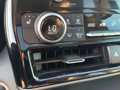 Certified 2021 Toyota Highlander XLE FWD image 28