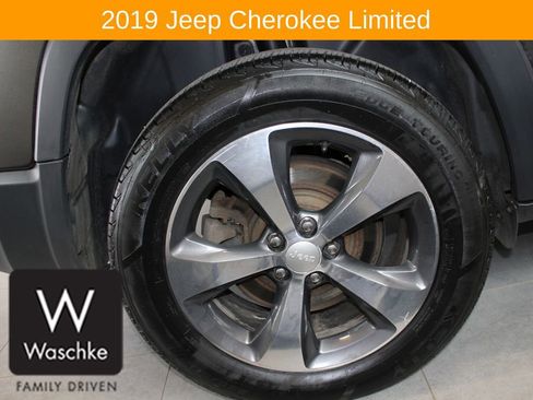 Used 2019 Jeep Cherokee Limited AWD/4WD image 12