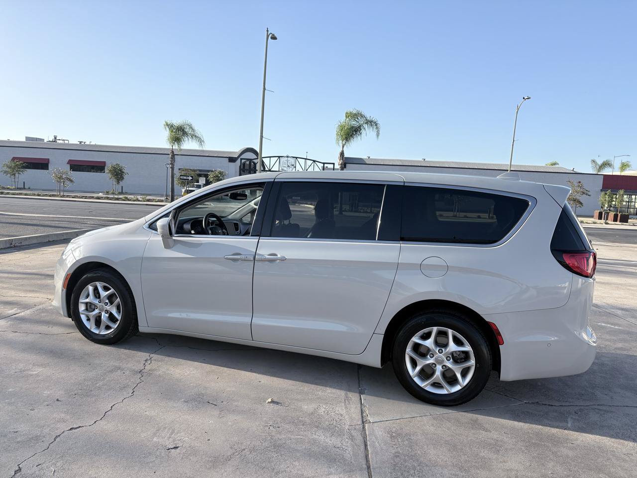 Used 2020 Chrysler Pacifica Touring w/ Tire & Wheel Group FWD image 9