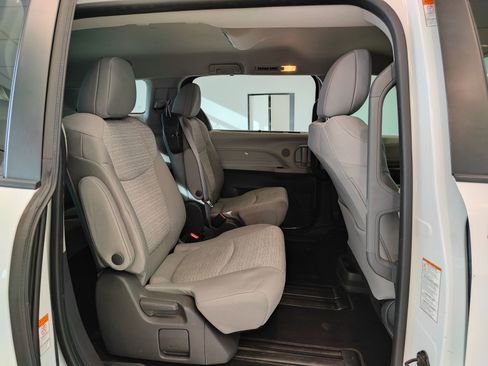 Used 2021 Toyota Sienna LE image 19