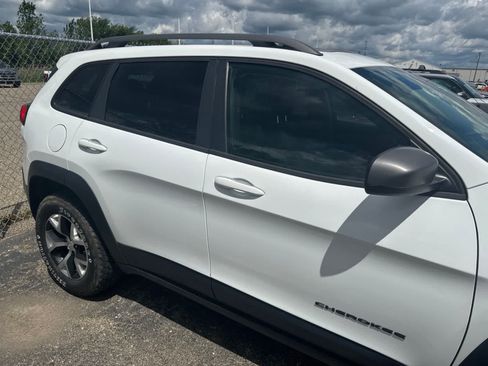Used 2016 Jeep Cherokee Trailhawk w/ Cold Weather Group AWD/4WD image 7