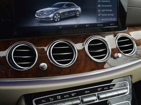 Used 2017 Mercedes-Benz E 300 E 300 Luxury image 23