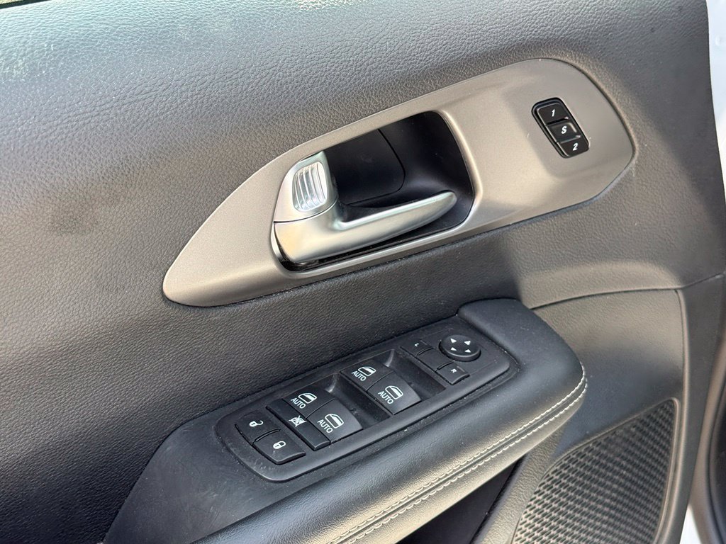 Used 2025 Chrysler Pacifica Select FWD image 11