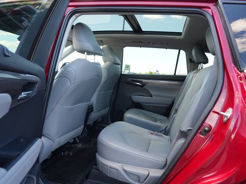 Used 2022 Toyota Highlander Platinum AWD/4WD image 19