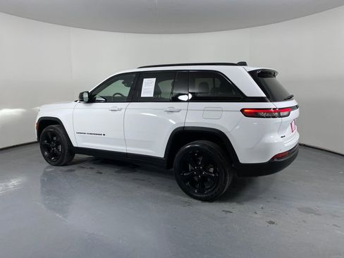 Used 2023 Jeep Grand Cherokee Altitude image 4