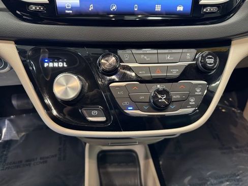 Used 2024 Chrysler Pacifica Touring-L FWD image 3